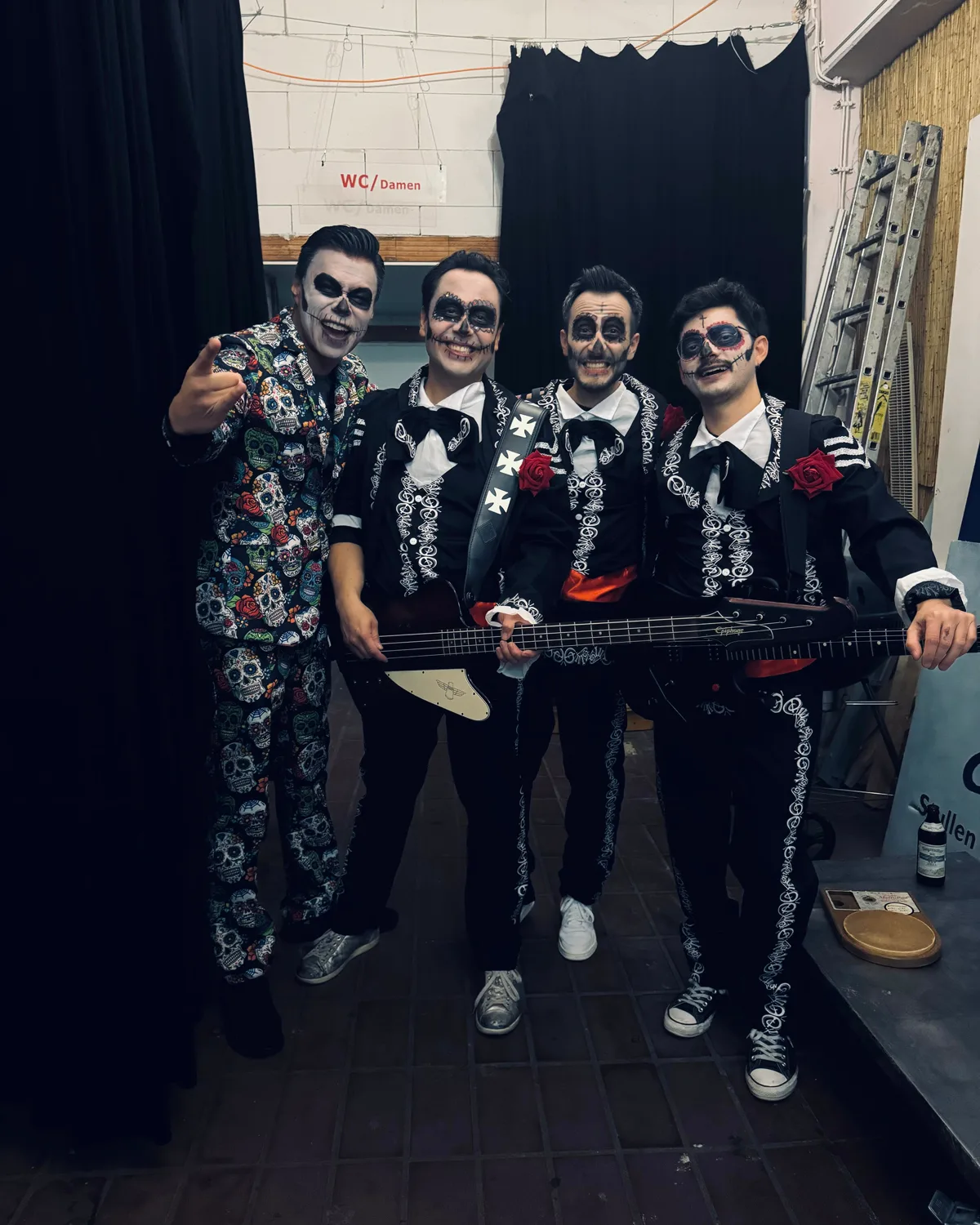 Band in Día-de-Muertos-Make-up und Kostümen backstage